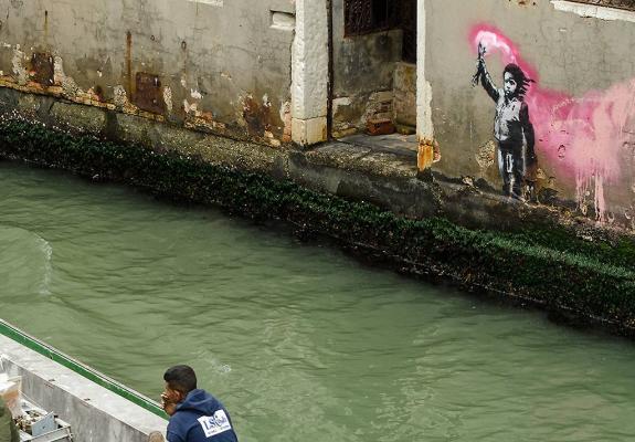 Μυστήριο με γκράφιτι στη Βενετία που ίσως είναι του Banksy
