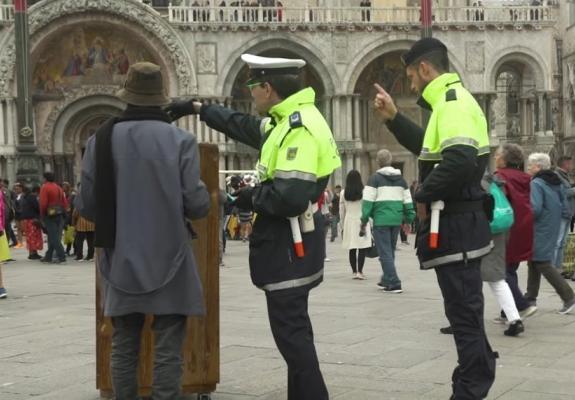 Ο Βanksy δημοσίευσε βίντεο που τον δείχνει να στήνει πάγκο σε δρόμο στη Βενετία