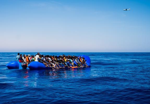 Ακυβέρνητο σκάφος με εννέα ανθρώπους μέσα εντοπίστηκε ανοιχτά του Ακάμα