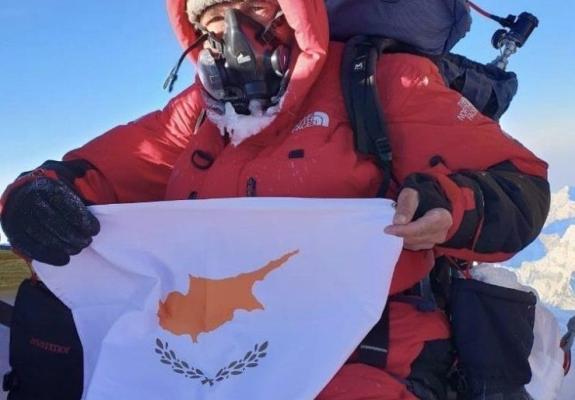 Η κυπριακή σημαία στην κορυφή του Έβερεστ