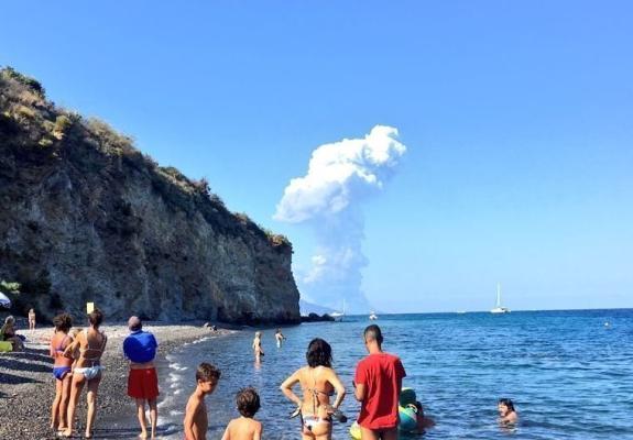 Tουρίστες στην Ιταλία τρέχουν στη θάλασσα να σωθούν από το ηφαίστειο