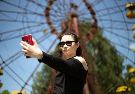 Από το Τσέρνομπιλ στο Grenfell Tower, η disaster selfie είναι ακόμα μία τεράστια χαζομάρα στο ίντερνετ