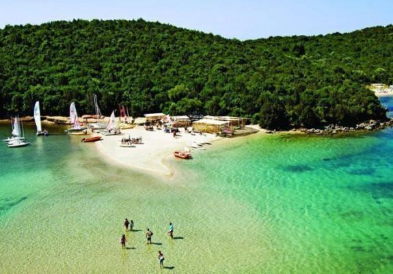 Κύπριοι που δεν έχουν βάλει hashtag #mygreeksummer στο Instagram κινδυνεύουν από κατάθλιψη*