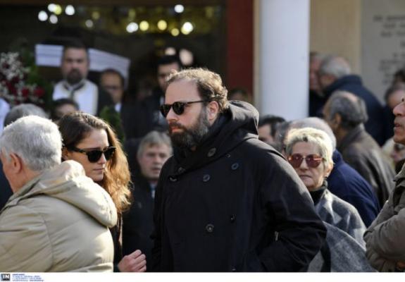 Η κηδεία του πατέρα του και η πρεμιέρα του στην Ελλάδα, την ίδια μέρα