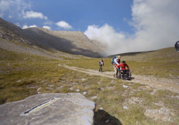 O 35χρονος Λεωνίδας ανεβαίνει το ψηλότερο βουνό της Ελλάδας σε αναπηρικό