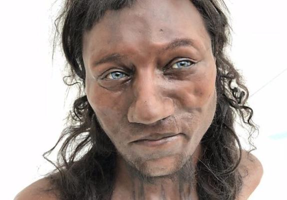 Βρετανός 10 χιλιάδων ετών με σκούρο δέρμα και μπλέ μάτια