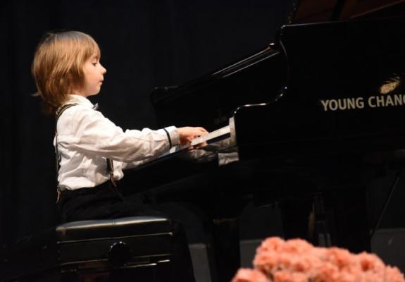 Ο μικρός Στέλιος έχει παίξει πιάνο στους σημαντικότερους συναυλιακούς χώρους στον κόσμο