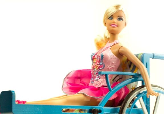 Μετά τη φίλη της, τώρα και η Barbie κάθεται σε αναπηρικό αμαξίδιο