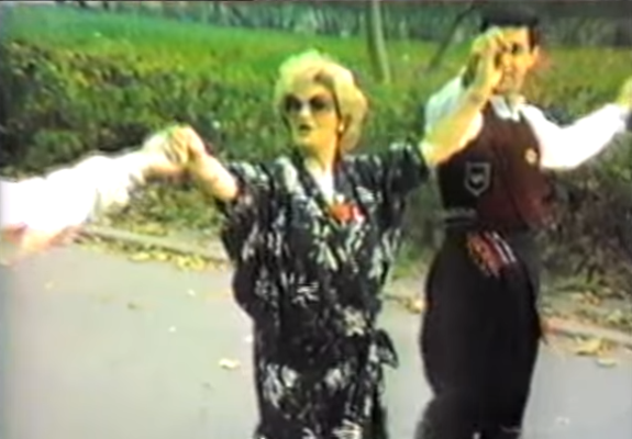 Η Όλγα Ποταμίτου τραγουδά τη γέριμη τη βράκα στους δρόμους του Μανχάτταν