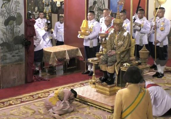 Σουτίντα: Aπό αεροσυνοδός και σωματοφύλακας σε βασίλισσα της Ταϊλάνδης