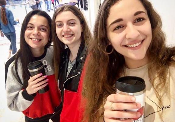 Τρεις φοιτήτριες από το Πανεπιστήμιο Κύπρου μάς μιλούν για τη μείωση του πλαστικού στη ζωή μας