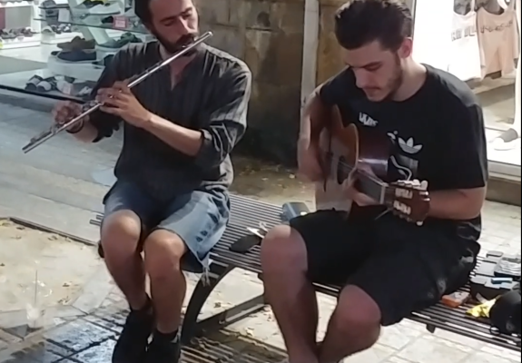 Ο Γιάννης και ο Ορέστης παίζουν μουσική στη Λήδρας
