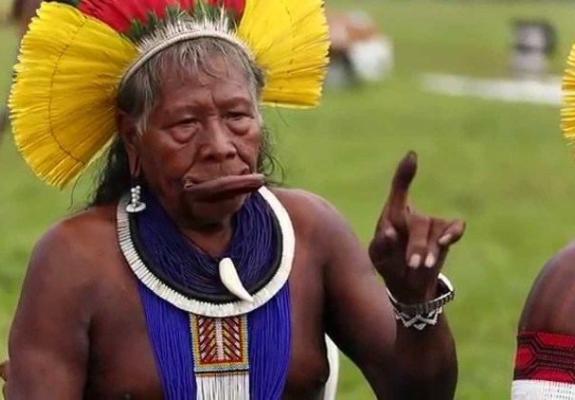 Γέρος Ινδιάνος αρχηγός κατηγορεί τον βραζιλιάνο Τραμπ για Αμαζόνιο