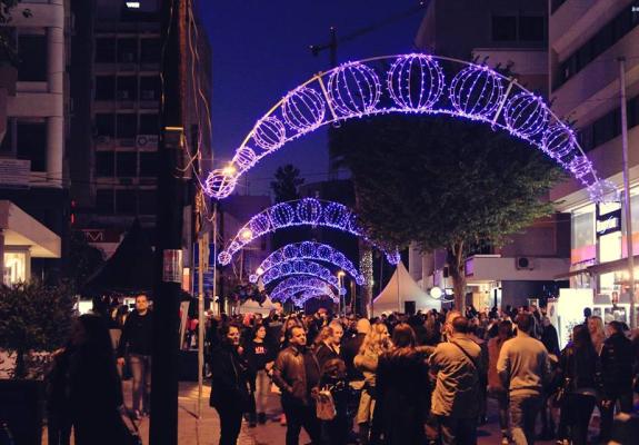 H Στασικράτους κάνει street party και το ονομάζει «The Ultimate Christmas Experience»