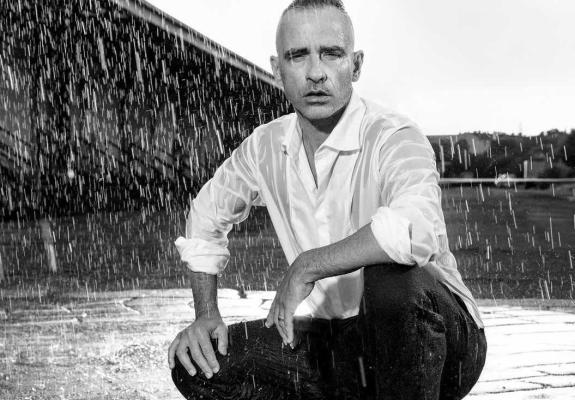 (Με πόζες όπως αυτή) ο Eros Ramazzotti έρχεται Κύπρο