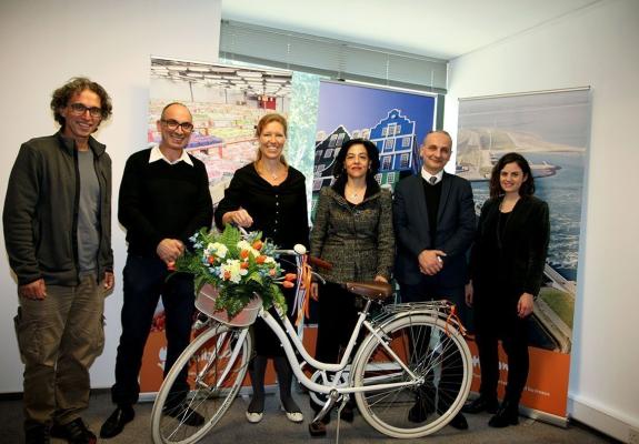 Η κουλ πρέσβειρα της Ολλανδίας θέλει να μας μυήσει στο ποδήλατο