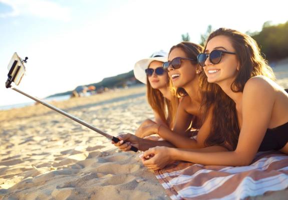 Από το τάβλι στις selfies on the beach