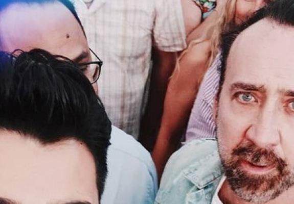 Το fuck-my-life ύφος του Nicolas Cage στις φωτο που βγαίνει με Κυπραίους είναι όλα τα ριάλια