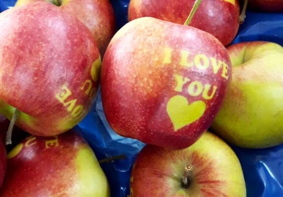 Προσοχή! Στα κυπριακά σουπερμάρκετ κυκλοφορούν ερωτευμένα μήλα!