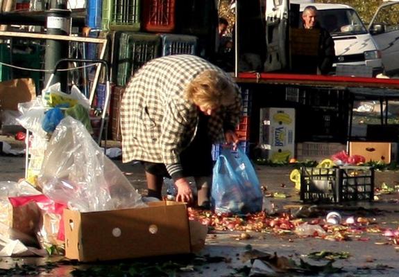 Κύπρος: η γιαγιούλα που ψάχνει φαγητό στα σκουπίδια