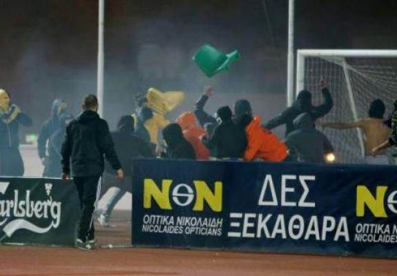 Τσιγάρα, κινητό, κροτίδες, όλα τσεκ. Φύγαμε.