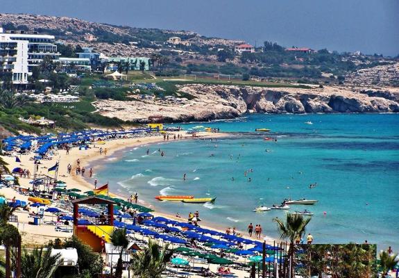 Bloomberg: Η Κύπρος επωφελείται οικονομικά από το ζεστό κλίμα