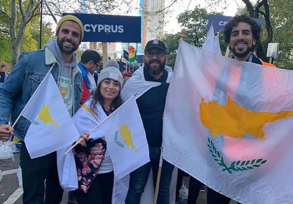 Κύπριοι σήκωσαν την κυπριακή σημαία στον Μαραθώνιο Νέας Υόρκης