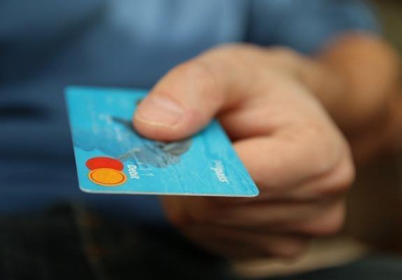 Εκτοξεύτηκε το πλαστικό χρήμα το 2019
