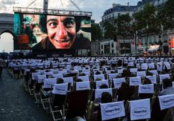 Παρίσι: Η Σανζ Ελιζέ μετατράπηκε στο ωραιότερο θερινό σινεμά