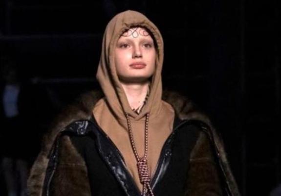 Θύελλα αντιδράσεων προκάλεσε ο οίκος μόδας Burberry
