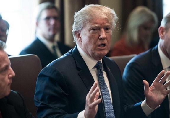 Trump: Ενοχλημένος από τον πρώην CEO των Starbucks