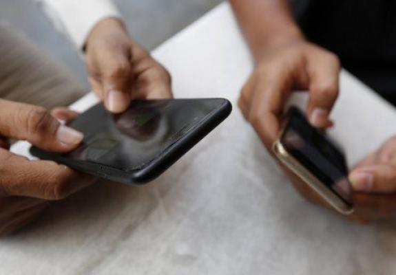 3 στους 4 κρατούν το smartphone σε άβολες κοινωνικές περιστάσεις