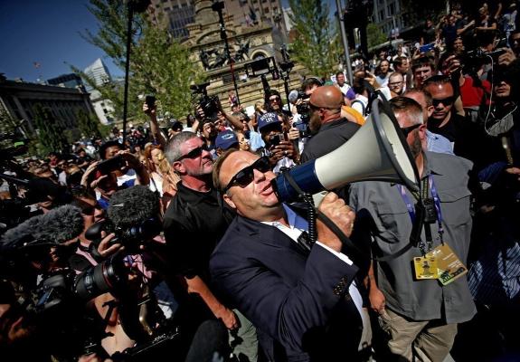 Το Twitter διέγραψε τους λογαρισμούς του Alex Jones