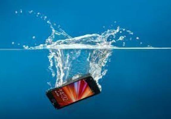 Αν το κινητό σας πέσει στο νερό...