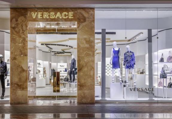 Ο οίκος Versace προς πώληση