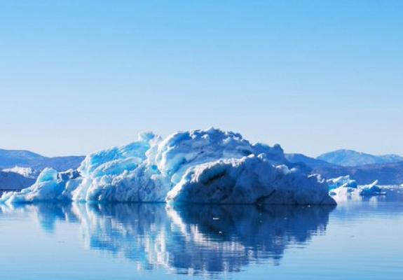 Οι πάγοι της Γροιλανδίας λιώνουν τέσσερις φορές ταχύτερα σήμερα
