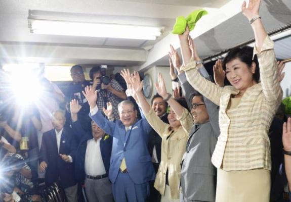 Εξελέγη η πρώτη γυναίκα κυβερνήτης του Τόκιο