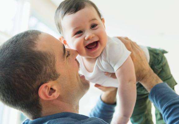 Σουηδία: Μέχρι 480 ημέρες γονική άδεια δικαιούνται οι μπαμπάδες