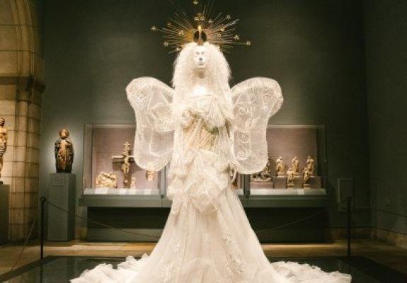 H έκθεση «Heavenly Bodies» σπάει ρεκόρ επισκεπτών στο Met