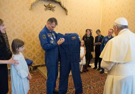 Αστροναύτες χαρίζουν στον Ποντίφικα διαστημική στολή με κάπα