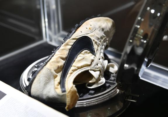 Τα Moon Shoe της Nike, πωλήθηκαν σε πρωτάκουστη τιμή για sneakers