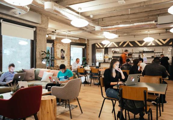 H Airbnb ετοιμάζει κάθοδο και στα coworking spaces