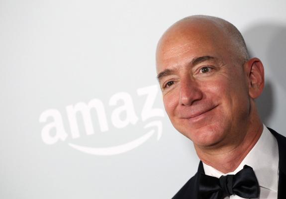 O Jeff Bezos υιοθέτησε ένα σκύλο σε συνέδριο ρομποτικής
