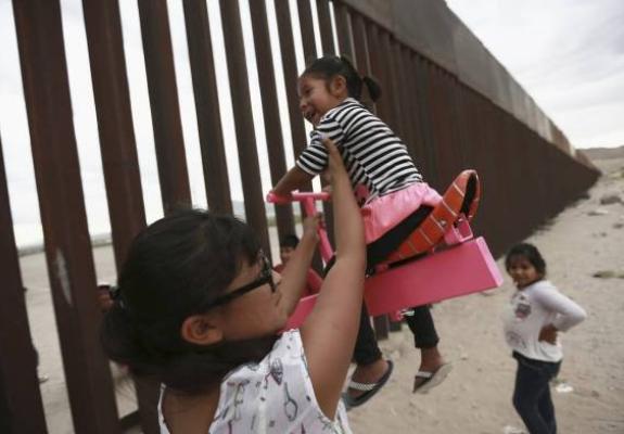 Στήθηκαν αυτοσχέδιες τραμπάλες για παιδιά στα σύνορα ΗΠΑ-Μεξικού