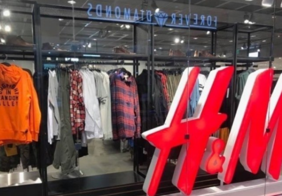 Η H&M μετράει αδιάθετο ρουχισμό αξίας 4 δισεκατομμυρίων δολαρίων