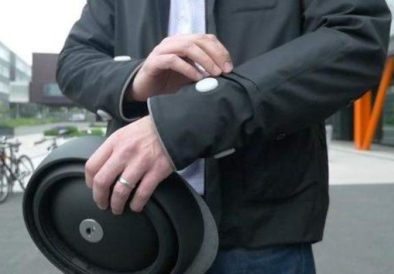 Το «έξυπνο» ποδηλατικό μπουφάν-Με φλας στα μανίκια και ενσωματωμένο GPS