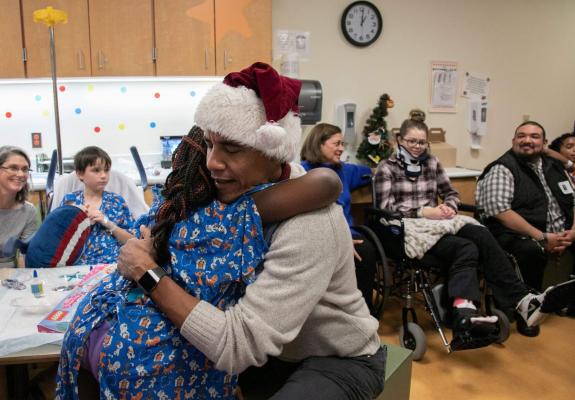 Ο Barack Obama ντύθηκε Άης- Βασίλης και μοίρασε δώρα σε παιδιά