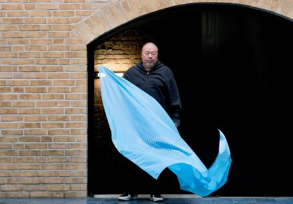 Ο Ai Weiwei σχεδιάζει την σημαία για τα Ανθρώπινα Δικαιώματα
