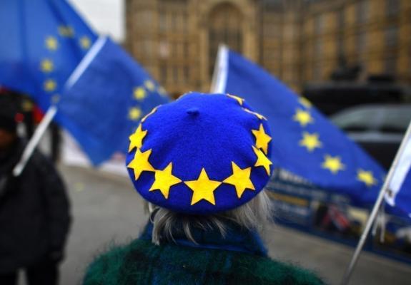 Σχεδόν 4% το πλήγμα στη βρετανική οικονομία μέχρι το 2030