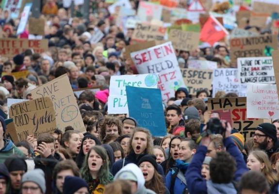 Χιλιάδες νέοι σε 90 χώρες απεργούν για την κλιματική αλλαγή